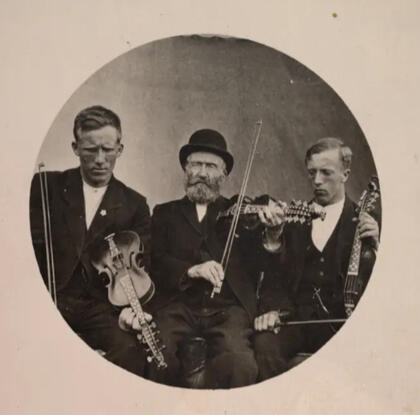 Knut Dahle med barnebarna Gunnar og Johannes. Foto Ukjend. Norsk industriarbeidermuseum. Foto Ukjend. Norsk industriarbeidermuseum.
