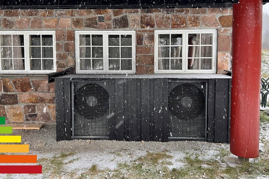 Bilde av luft-til-vann-varmepumper på Tryvannstua i Oslo. FOTO: Norsk Varmepumpeforening - Rolf Iver Mytting Hagemoeng.