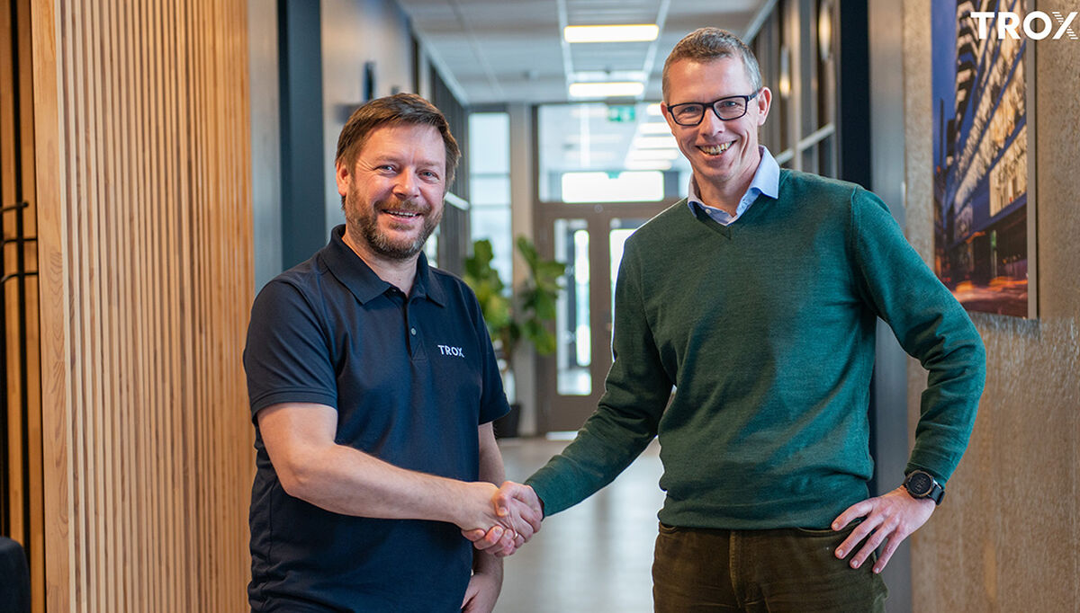 Ståle Svensson ønsker Mads Redigh Karlsen velkommen  til TROX Auranor som ny medarbeider på teknisk salg og produktledelse.