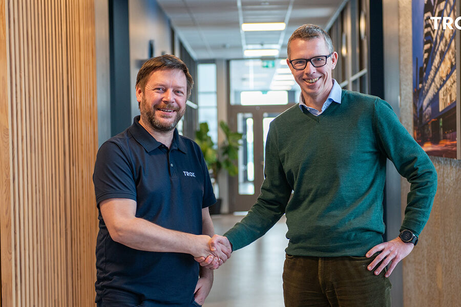 Ståle Svensson ønsker Mads Redigh Karlsen velkommen til TROX Auranor som ny medarbeider på teknisk salg og produktledelse. Carina Rud Pettersen