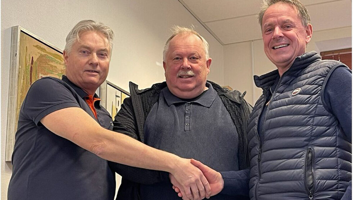 Anders Clausen (daglig leder, Nord-Rogaland blikk & Ventilasjon) (fra venstre), Tor Arne Bua (styreleder, Nord-Rogaland Blikk & Ventilasjon) og Bjørn Tollefsen (Konsernsjef Helgevold Gruppen og Tekni Gruppen). Foto: Helgevold Gruppen.