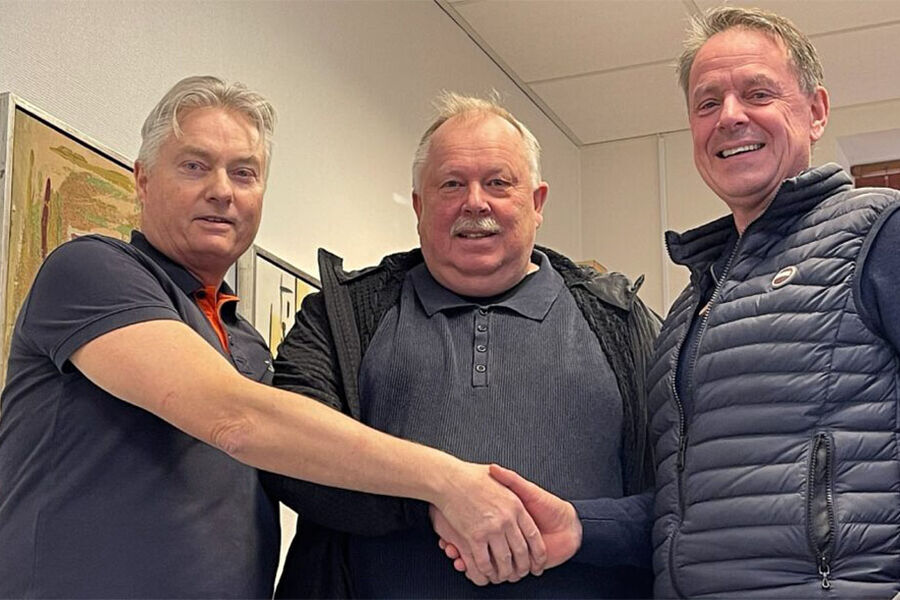 Anders Clausen (daglig leder, Nord-Rogaland blikk & Ventilasjon) (fra venstre), Tor Arne Bua (styreleder, Nord-Rogaland Blikk & Ventilasjon) og Bjørn Tollefsen (Konsernsjef Helgevold Gruppen og Tekni Gruppen). Foto: Helgevold Gruppen.