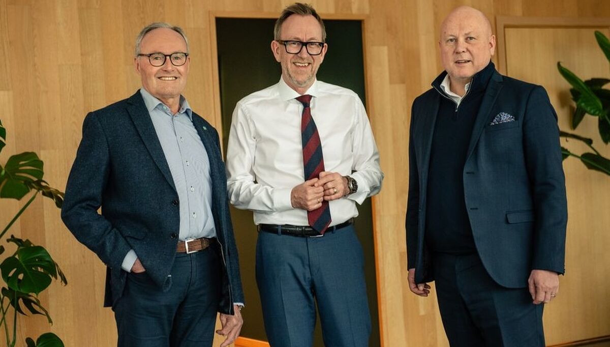 Eiere og avtroppende styreleder John-Erik Karlsen, konsernsjef Kim Robert Lisø og påtroppende styreleder Sturla Magnus. Foto: Nicolas Tourrenc GK Gruppen Eiere og avtroppende styreleder John-Erik Karlsen, konsernsjef Kim Robert Lisø og påtroppende styreleder Sturla Magnus. Foto: Nicolas Tourrenc GK Gruppen