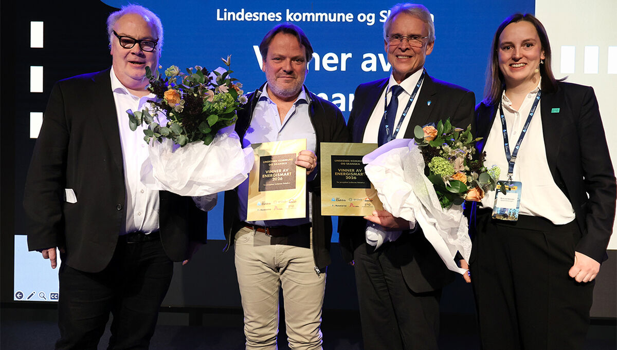 Energismartprisen 2026 til Lindesnes kommune og Skanska. Fra venstre Bård Folke Fredriksen (administrerende direktør i NBBL), Erik Sandnes (prosjektleder i Skanska), Kyrre Jordbakke (rådmann i Lindesnes kommune) og Marie Loe Halvorsen (næringspolitisk direktør i Elektroforeningen). (Foto: Linn Martinsen Kise, Elektroforeningen)