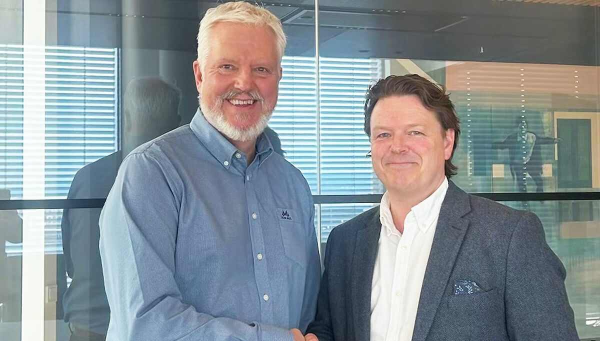 Bildet: Fra venstre: Arne Håkon Burdal, administrerende direktør i Swegon Norge, og Lars Erik Finne, Ahlsell Norge, direktør M&A i Ahlsell Norge.