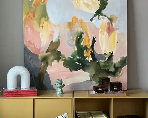 Gult maleri over gul skjenk