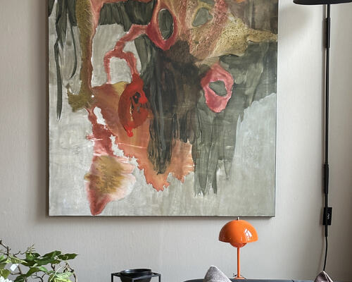 Orange maleri over orange lampe