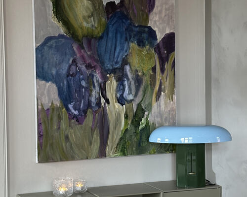 Bilde over grønn skjenk