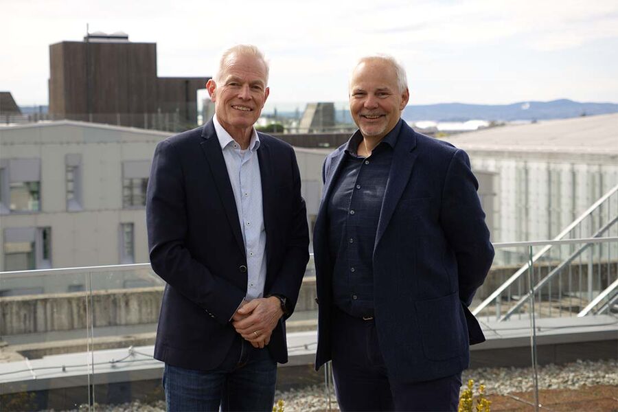 På bildet ser vi fra venstre, daglig leder Ben Gjerland og styreleder Karl Renaas i NHO Elektro Automasjon.