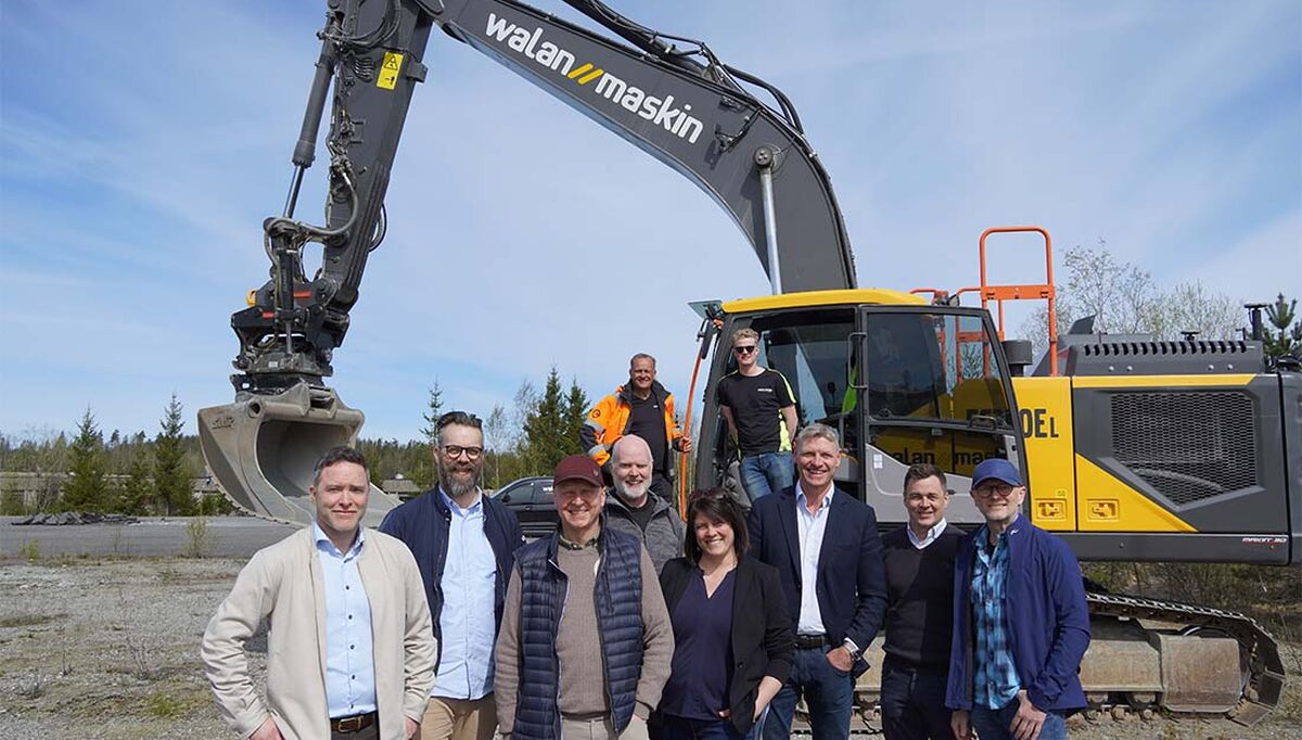 å rekke i front ser vi fra venstre, Erik Iversen, Lindab, Endre Nybråten, Lindab, Svend Saxe Frøshaug, ordfører Indre Østfold Kommune, Rune Bang, Bulk, Kathrine Hestø Hansen, viseordfører,  Dag Klem, Bulk, Stian Holmen, SH Prosjekt, Atle Andresen, Xpanorama.