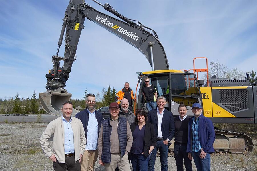 å rekke i front ser vi fra venstre, Erik Iversen, Lindab, Endre Nybråten, Lindab, Svend Saxe Frøshaug, ordfører Indre Østfold Kommune, Rune Bang, Bulk, Kathrine Hestø Hansen, viseordfører,  Dag Klem, Bulk, Stian Holmen, SH Prosjekt, Atle Andresen, Xpanorama.