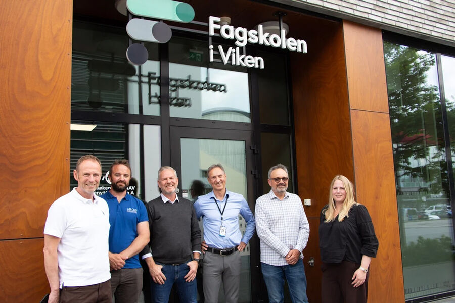 Fra venstre: Per Anton Hansen, Utdanningsleder bygg, avd. Buskerud - Martin Skjelin, opplæringsleder i RørNorges Opplæringskontor Østfold, Matz Andre’ Eyde Antonsen, Utdanningsleder, avd Østfold - Tommy K. Moen, Næringslivsansvarlig, Industrifagskolen - Fagskolen Viken - Jan Lervik, Faglærer KEM ved Fagskolen Viken, Østfold og Iselin Abell Nilsen, fagsjef i RørNorge. Foto: RørNorge