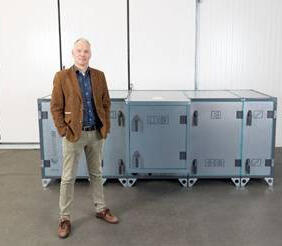 Thieu Avontuur, Product Manager i Systemair Group, foran Geniox med integrert varmepumpe som bruker det naturlige kuldemediet R290.