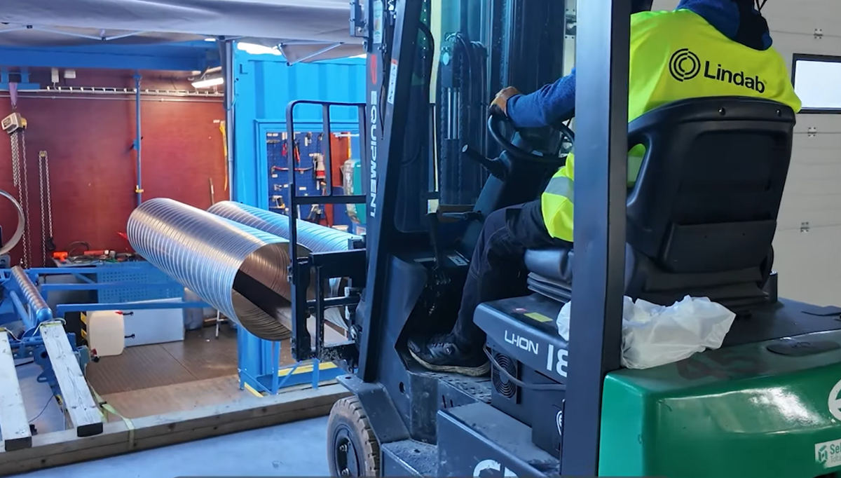 Containeren er løftet på 86 paller så den står jevnt med bygget, dermed kan trucken lett kan hente kanalene. Foto: Lindab Containeren er løftet på 86 paller så den står jevnt med bygget, dermed kan trucken lett kan hente kanalene. Foto: Lindab