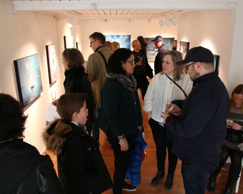 Flere folk inni galleri
