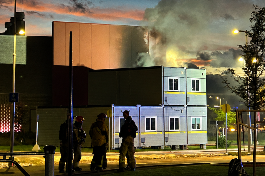 I oktober 2025 brøt det ut brann i en battericontainer ved Drammens nye sykehus. Foto: Drammensregionens Brannvesen